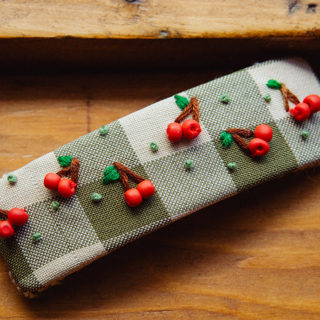 Barrette brodée — Cerises
