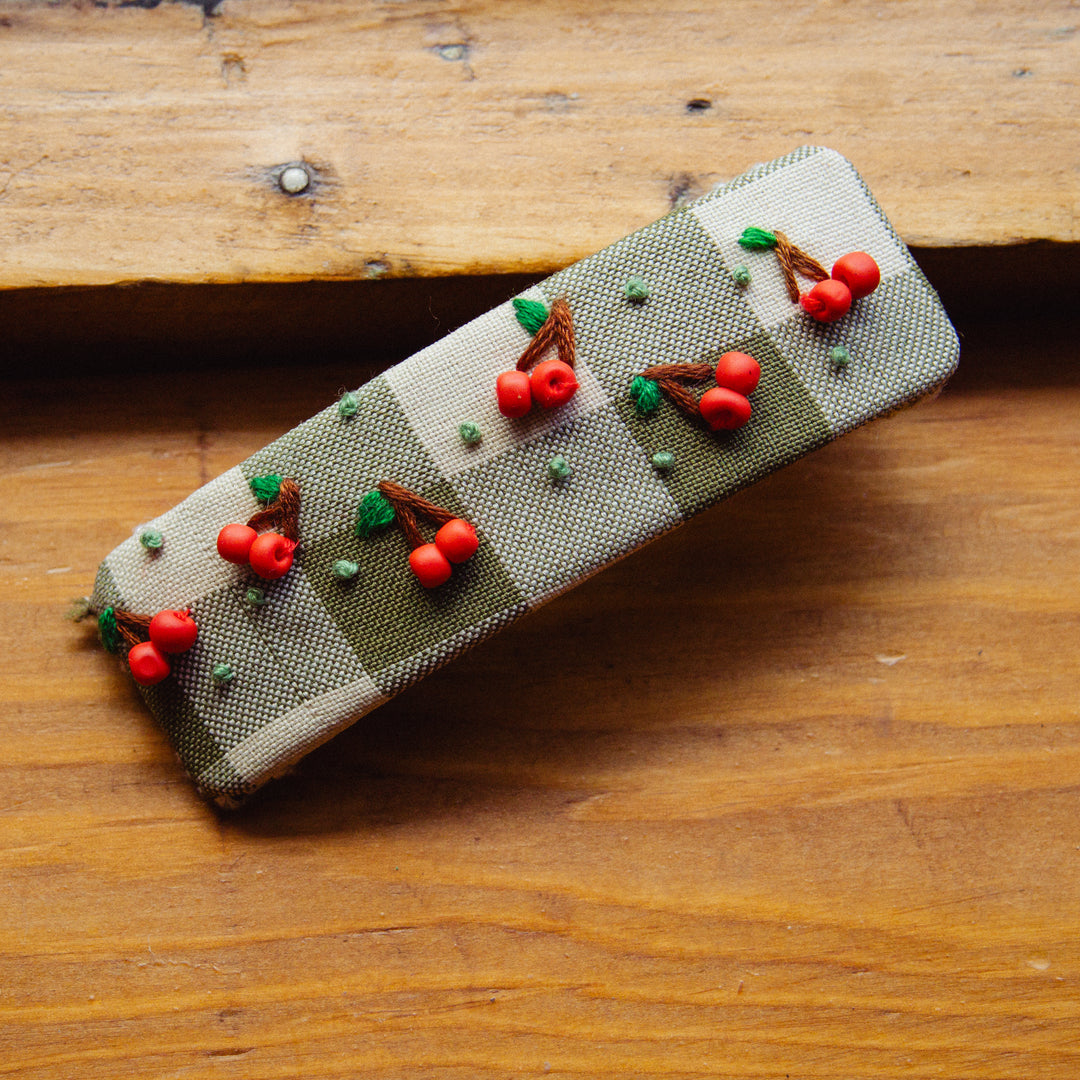 Barrette brodée — Cerises