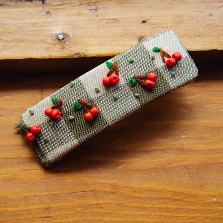 Barrette brodée — Cerises