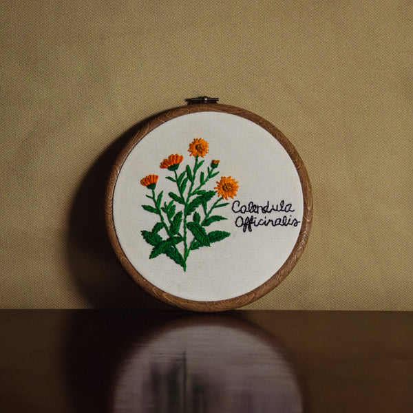 Broderie murale — Calendula Officinalis