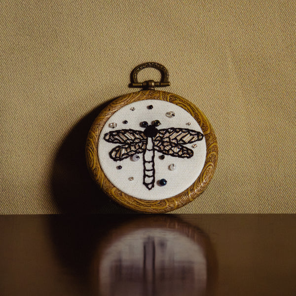 Broderie murale — Libellule