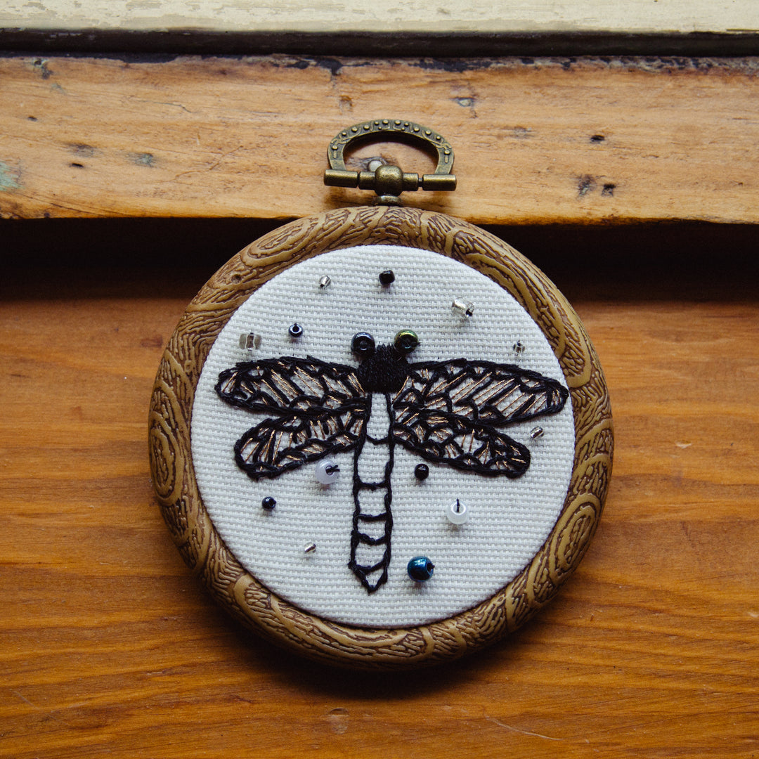 Broderie murale — Libellule