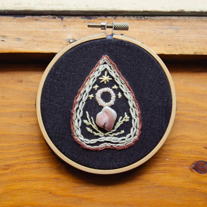 Broderie murale — Ouija