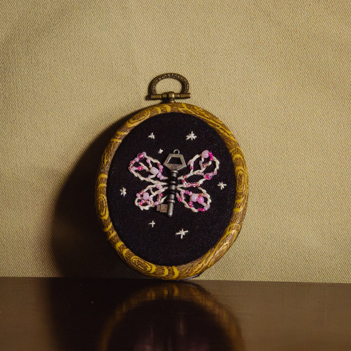 Broderie murale — Papillon et clé