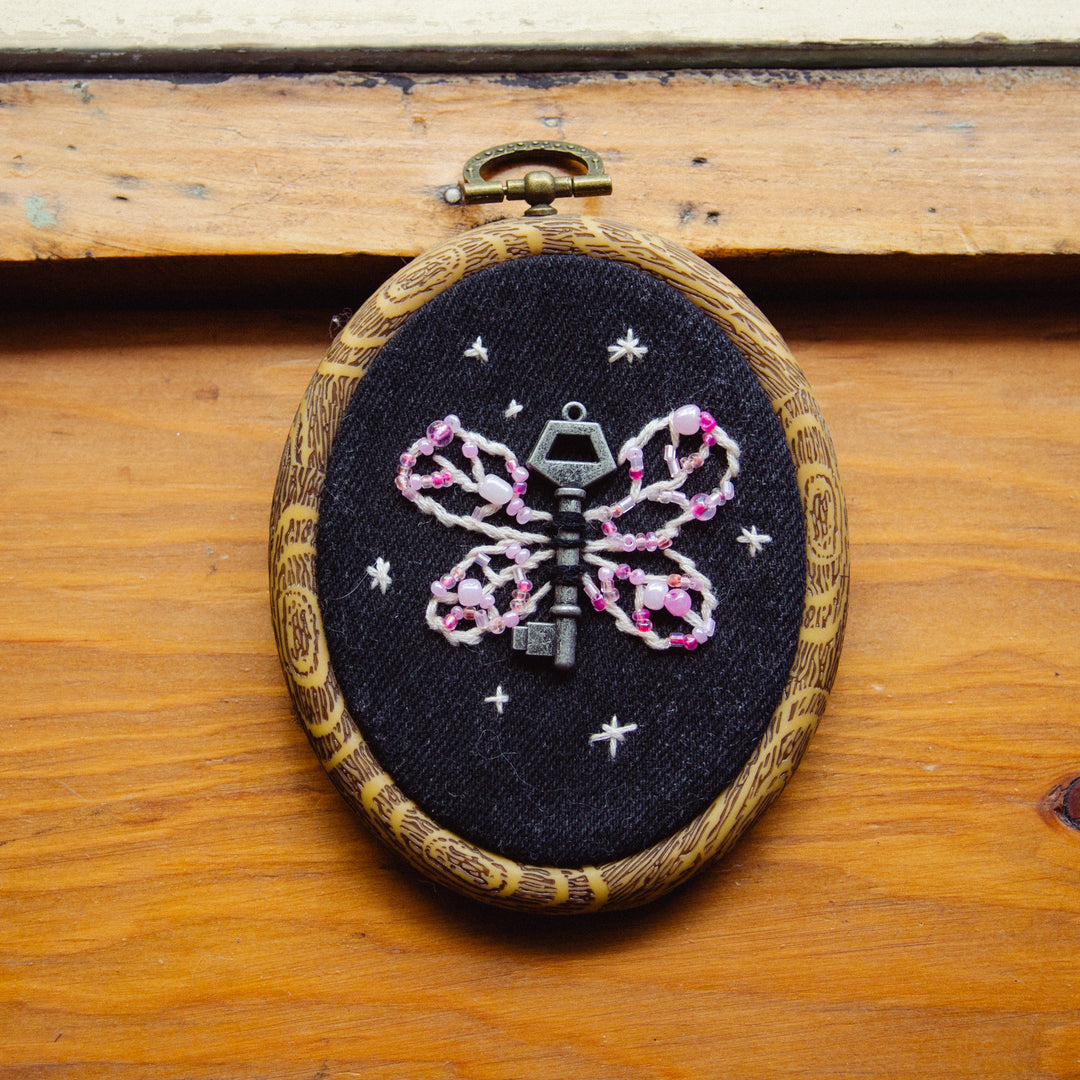 Broderie murale — Papillon et clé