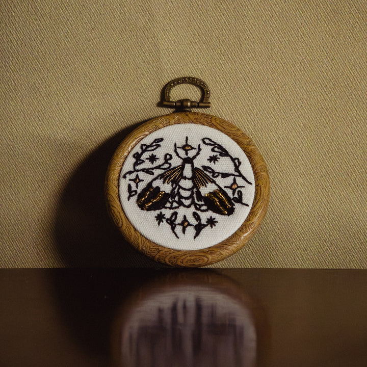 Broderie murale — Papillon doré