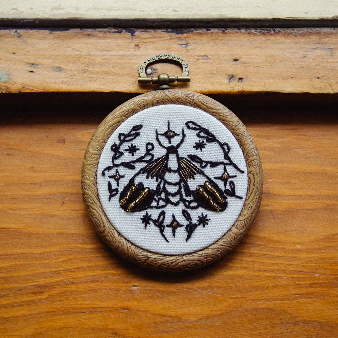 Broderie murale — Papillon doré
