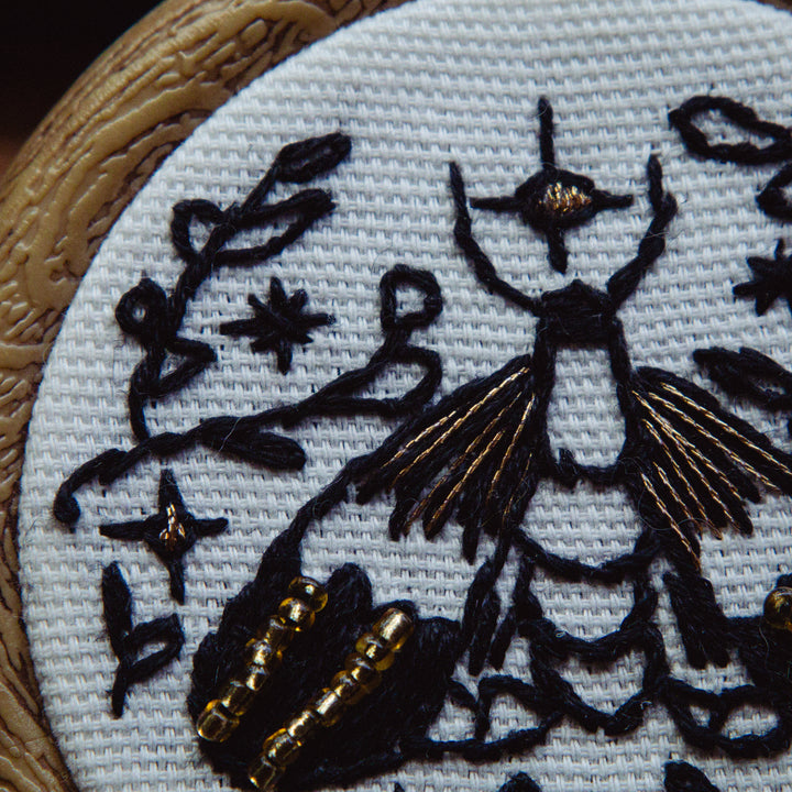 Broderie murale — Papillon doré