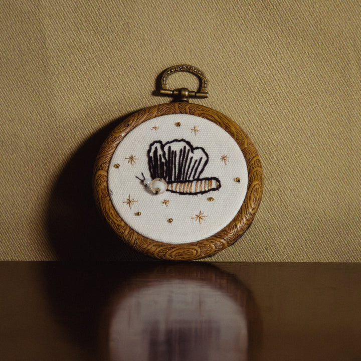 Broderie murale — Papillon perlé