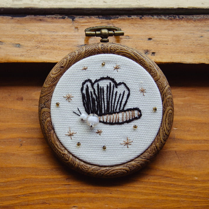 Broderie murale — Papillon perlé