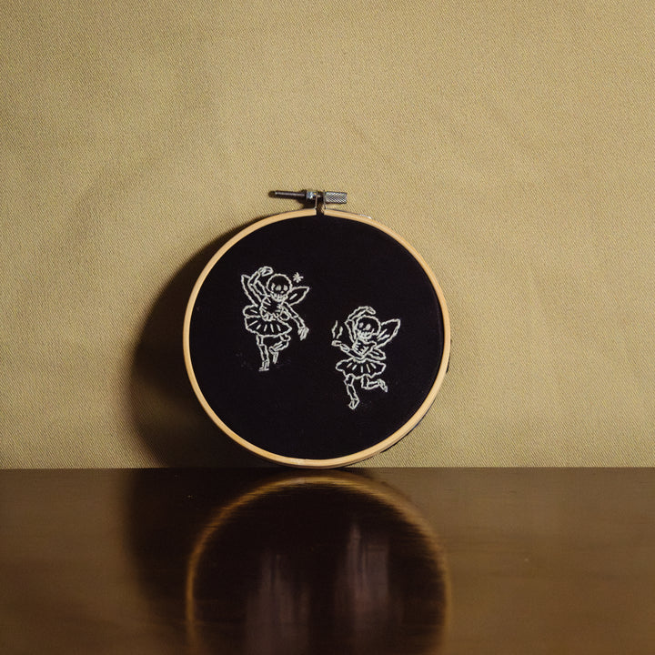 Broderie murale — Squelette
