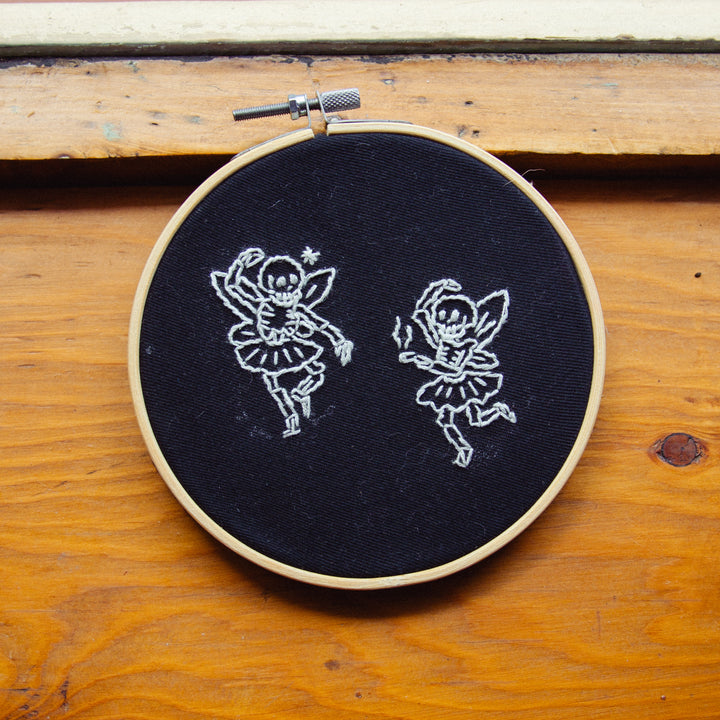 Broderie murale — Squelette
