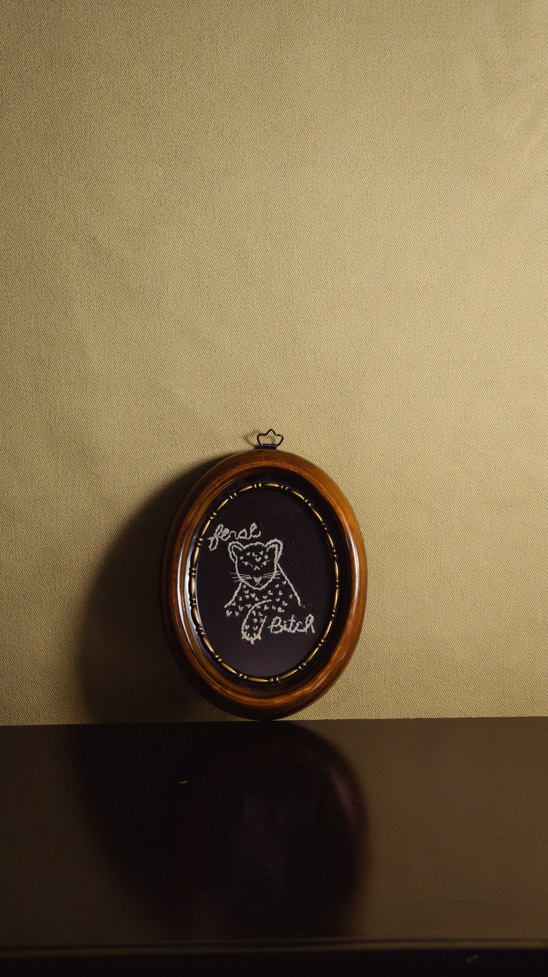 Broderie dans un cadre : Feral B*tch